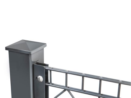 Et nærbillede af et moderne gråt metalhegn. Hegnet har en firkantet stolpe med en pyramideformet hætte og et vedhæftet panel designet med gitter- og diamantmønstre. Den slanke og robuste stålkonstruktion inkluderer Hegn Fastgørelsesskinne WL - til væg/lågestolpe for ekstra støtte.