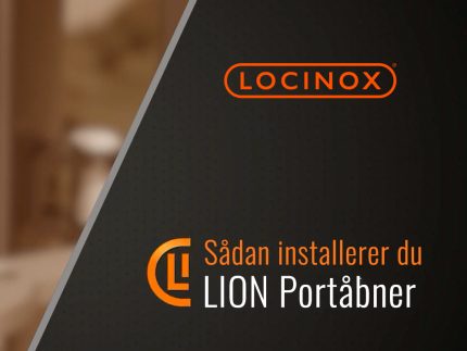 Billedet har det orange "Locinox"-logo øverst med "Sådan installerer du LION Portåbner", hvilket betyder "Sådan installeres LION-portåbneren." Baggrunden viser et mørkt mønster, der fremhæver Kompakt Hydraulisk Portlukker "LION" fra Locinox, med en sløret sektion til venstre.