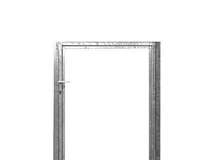 En enkelt metalrammedør med håndtag i venstre side. Døren, der har et lågeramme design, har ingen synlige paneler eller glas og er sat mod en almindelig hvid baggrund. Det ser ud til at være enkelt og industrielt i designet.