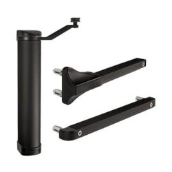 Billede af en slank sort cylindrisk manuel kaffekværn med en aftagelig håndsving og to metalgratarme. Komponenterne, der vises separat, afspejler Locinox Sort-designets kompakte elegance, der minder om den præcision, der findes i en LION Kompakt Hydraulisk Portlukker.