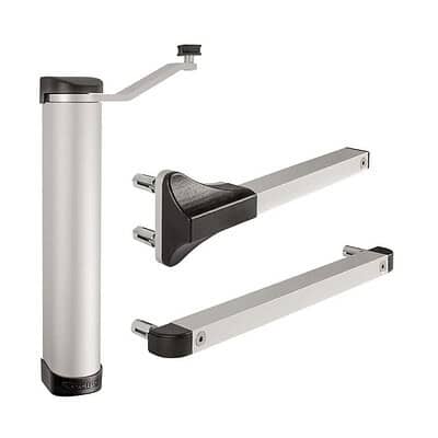 Kompakt Hydraulisk Portlukker "LION" fra Locinox er en sølvfarvet enhed med sort knop og håndtag, vist med stående og adskilte komponenter. Dens cylindriske hoveddel har to flade metalarme, der ender i slanke sorte plastik-fremhævninger.