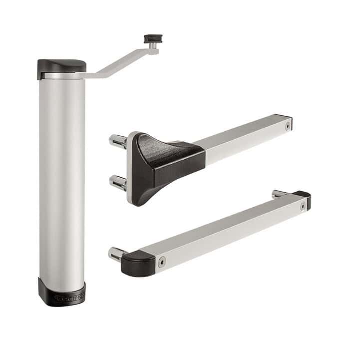 Kompakt Hydraulisk Portlukker "LION" fra Locinox er en sølvfarvet enhed med sort knop og håndtag, vist med stående og adskilte komponenter. Dens cylindriske hoveddel har to flade metalarme, der ender i slanke sorte plastik-fremhævninger.