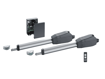 Elektrisk Portåbner til Dobbeltlåger Twist - 350-2F-sættet har to lineære aktuatorarme, en kontrolboks, en fjernbetjening og to monteringsbeslag arrangeret på en hvid baggrund. Komponenterne er designet til automatiseret portdrift, hvilket gør dette til en ideel Automatisk Lågeåbner-løsning.