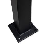 En sort metal stålstolpe monteret på en rektangulær fodplade med fire huller i hvert hjørne af pladen, sandsynligvis til at fastgøre stolpen til en overflade. Stolpe- og pulverlakeret-sort bundpladen har en ren, glat finish.