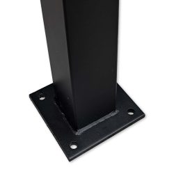 En sort metal stålstolpe monteret på en rektangulær fodplade med fire huller i hvert hjørne af pladen, sandsynligvis til at fastgøre stolpen til en overflade. Stolpe- og pulverlakeret-sort bundpladen har en ren, glat finish.