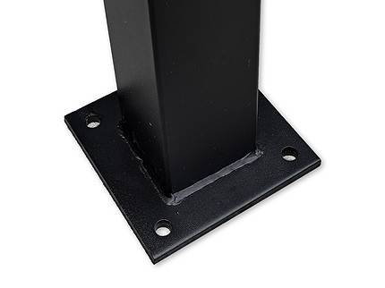 En sort metal stålstolpe monteret på en rektangulær fodplade med fire huller i hvert hjørne af pladen, sandsynligvis til at fastgøre stolpen til en overflade. Stolpe- og pulverlakeret-sort bundpladen har en ren, glat finish.