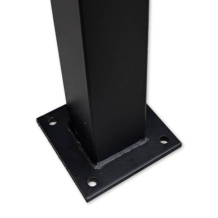 En sort metal stålstolpe monteret på en rektangulær fodplade med fire huller i hvert hjørne af pladen, sandsynligvis til at fastgøre stolpen til en overflade. Stolpe- og pulverlakeret-sort bundpladen har en ren, glat finish.