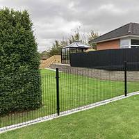 3D Panelhegn i pulverlakeret sort i en have.