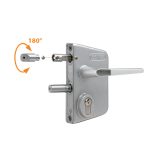 Her ses en sølvfarvet Locinox overflademonteret låsekasse komplet med håndtag. Et indsat diagram demonstrerer den reversible funktion ved at vise den cylindriske komponent, der roterer 180° før indsættelse.