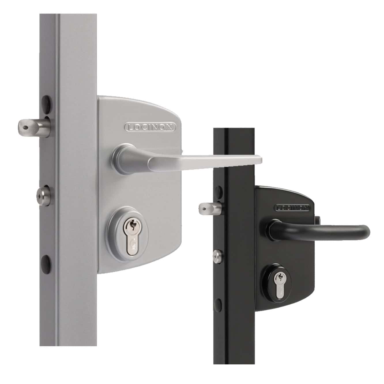 To dørlåse af metal, herunder en Locinox overflademonteret låsekasse komplet, er monteret på lodrette flader - en sølvfarvet med et matchende håndtag og en sort med et matchende håndtag, begge med nøglehuller under håndtagene.
