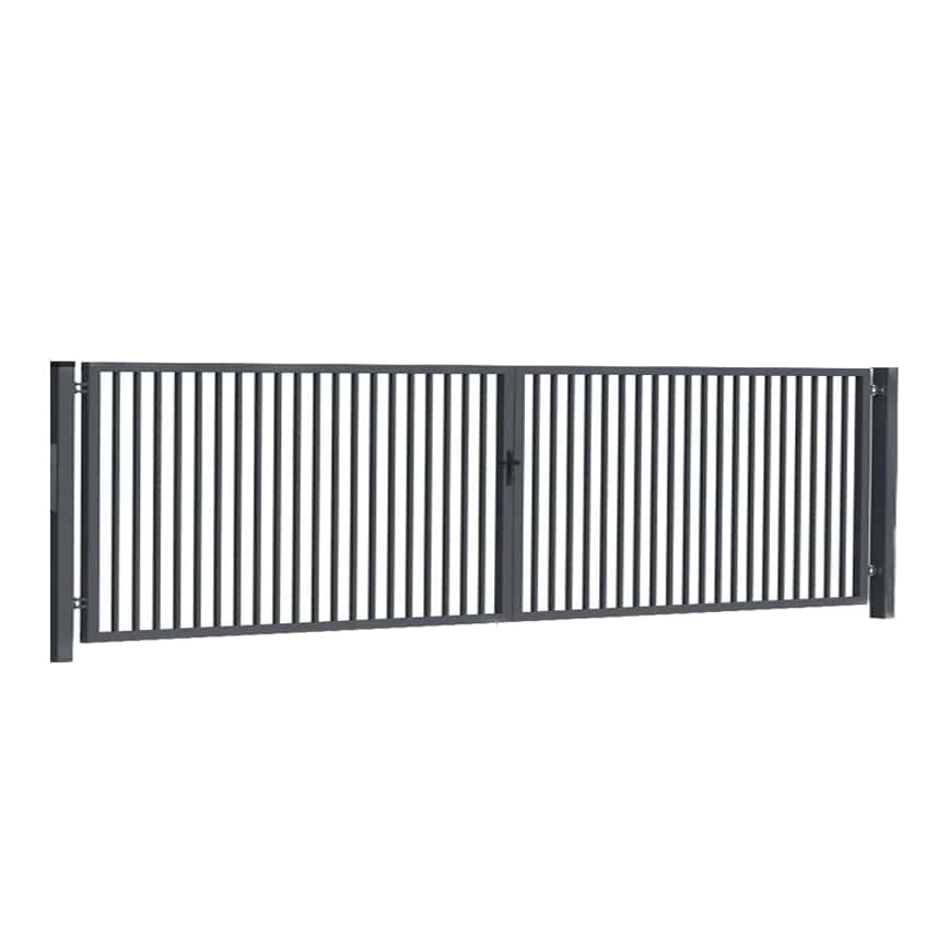 En sort metal Balusterlåge - Dobbeltlåge med Metal Baluster Komplet med jævnt fordelte lodrette stænger, med en centrallåsemekanisme. Porten er monteret på robuste stolper i begge ender, velegnet til bolig- eller erhvervsbrug. Designet er enkelt, men giver en effektiv sikkerhed.