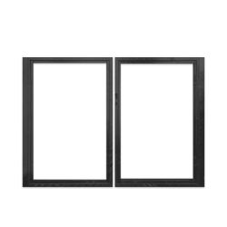 Et par tilstødende sorte billedrammer med et enkelt design, der minder om de rene linjer, der findes i dobbeltlågeramme. Begge rammer er tomme og viser den hvide baggrund bag dem. Rammerne er lodret orienteret og placeret side om side.