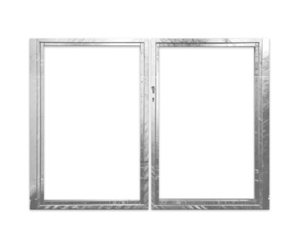 Et rektangulært dobbeltlågeramme i rustfrit stål med to åbne sektioner side om side. Den venstre sektion er lidt smallere end den højre sektion, som har et håndtag. Rammen, belagt i pulverlakeret sort for øget holdbarhed, kan prale af et slankt og moderne design.