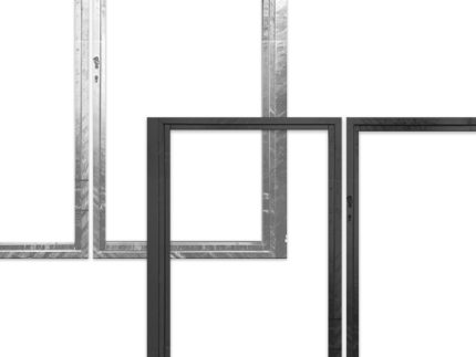 Fire tomme vinduesrammer er arrangeret i to rækker. Den øverste række har to varmgalvaniseret sølv/grå stel, mens den nederste række har to pulverlakeret sorteringsrammer. Hver ramme mangler glas, der viser hvide rum, hvor ruderne skal være.