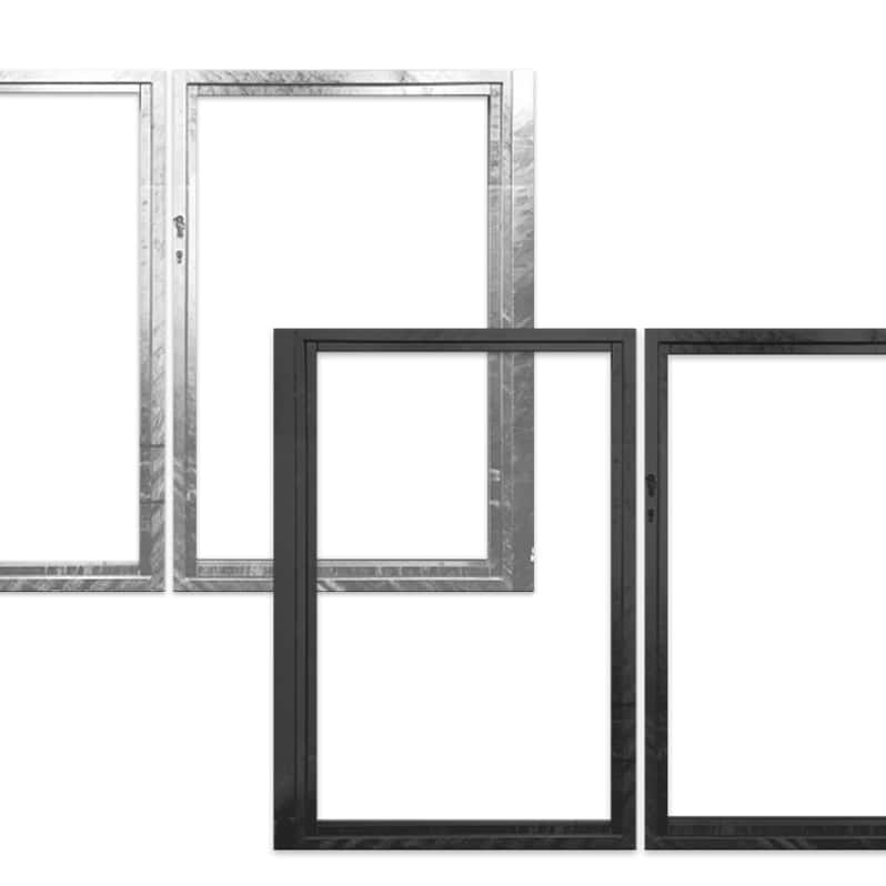 Fire tomme vinduesrammer er arrangeret i to rækker. Den øverste række har to varmgalvaniseret sølv/grå stel, mens den nederste række har to pulverlakeret sorteringsrammer. Hver ramme mangler glas, der viser hvide rum, hvor ruderne skal være.