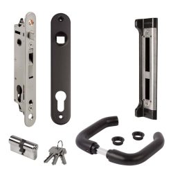 Billede af et demonteret Locinox FORTYSET Indsatslåsesæt til Metal, PVC og Aluminiumsporte, med komponenter som låsemekanisme, en nøglecylinder med nøgler, en frontplade, en slutplade og to dørhåndtag med tilhørende spændeskiver. Delene er arrangeret på en hvid baggrund.