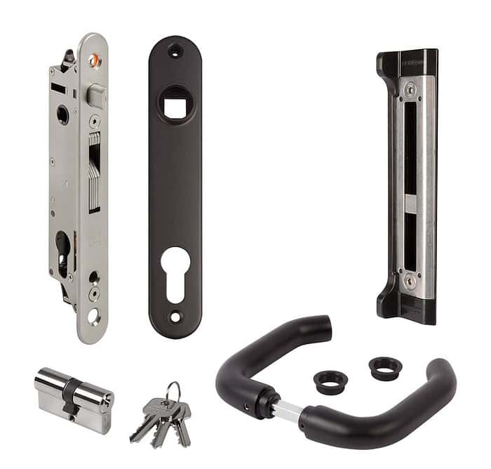 Billede af et demonteret Locinox FORTYSET Indsatslåsesæt til Metal, PVC og Aluminiumsporte, med komponenter som låsemekanisme, en nøglecylinder med nøgler, en frontplade, en slutplade og to dørhåndtag med tilhørende spændeskiver. Delene er arrangeret på en hvid baggrund.