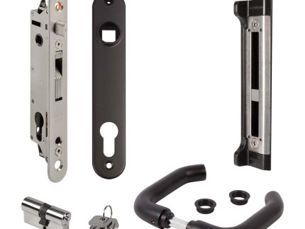 Et sæt hardwarekomponenter til sikkerhedsdøre, inklusive en rektangulær metallåsekasse, en sort frontplade med et nøglehul, en matchende sort slutplade, en sølv cylinderlås med tre nøgler og et sort dørhåndtag og -knop. Dette indsatslåsesæt sikrer robust beskyttelse til enhver indgang.