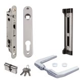 En samling af dørlåsebeslag, herunder Locinox FORTYSET Indsatslåsesæt til metal-, PVC- og aluminiumslåger med indstikslåsemekanisme, frontplade, slagplade, cylindrisk lås, nøglesæt og et dørhåndtag i moderne stil. Komponenterne vises på en hvid baggrund, der viser deres metalliske finish og design.