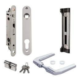 En samling af dørlåsebeslag, herunder Locinox FORTYSET Indsatslåsesæt til metal-, PVC- og aluminiumslåger med indstikslåsemekanisme, frontplade, slagplade, cylindrisk lås, nøglesæt og et dørhåndtag i moderne stil. Komponenterne vises på en hvid baggrund, der viser deres metalliske finish og design.