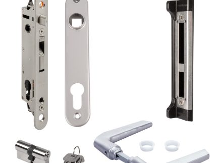 En samling af dørlåsebeslag, herunder Locinox FORTYSET Indsatslåsesæt til metal-, PVC- og aluminiumslåger med indstikslåsemekanisme, frontplade, slagplade, cylindrisk lås, nøglesæt og et dørhåndtag i moderne stil. Komponenterne vises på en hvid baggrund, der viser deres metalliske finish og design.
