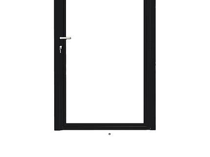 En pulverlakeret sort ral 9005 lågeramme til kompositbrædder i 25mm med sølvhåndtag i venstre side. Døren, der er udformet med et slidstærkt lågeramme og vist i lukket position, har et moderne, minimalistisk design. Baggrunden er almindelig hvid.