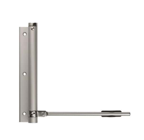 Et billede af et justerbart foldehyldebeslag i sølvmetalfinish. Beslaget har en lang arm med huller til montering til venstre og en drejearm til højre, som fungerer problemfrit med en Lågelukker til træ/metal låger til at støtte og holde en hylde på plads.