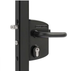 Et nærbillede af en Pulverlakeret Sort overflademonteret låsekasse med buet håndtag, nøglehul og fremspringende metallås. Det slanke design antyder en moderne eller moderne stil, og det fremhævede nøglehul indikerer, at det er en nøglelås fra Locinox.