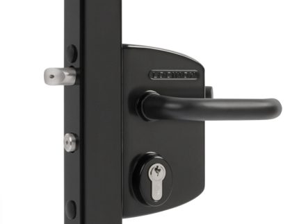 Et nærbillede af en Pulverlakeret Sort overflademonteret låsekasse med buet håndtag, nøglehul og fremspringende metallås. Det slanke design antyder en moderne eller moderne stil, og det fremhævede nøglehul indikerer, at det er en nøglelås fra Locinox.