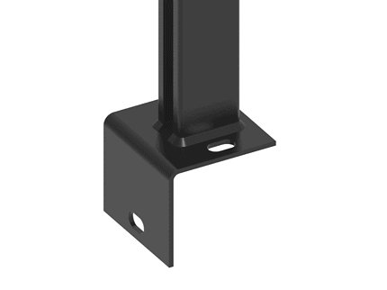 Fodplade L-Form til 60x40mm Stolpe Sort RAL 9005 - Væg/mur er et sort metalbeslag med en L-formet bund med to huller - et på hver side - og en lodret rektangulær forlængelse med en åben ende i toppen. Den er designet til montering eller understøttelse af strukturer og er kompatibel med en 60x40 mm stolpe, afsluttet i Sort RAL 9005 for øget holdbarhed.