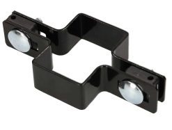 Et sort, rektangulært metalbeslag med to cirkulære sølvbolte på hver side, Mellemstolpe Beslag 60x40mm til Panelhegn Sort RAL 9005 (Designserie) har en unik bølget form og en central del designet til at vikle sikkert omkring en genstand. Dens blanke og glatte metaloverflade sikrer både holdbarhed og æstetisk appel.