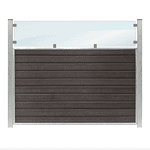 "Glas til komposit hegn"-produktet viser en moderne hegnssektion med vandrette mørke trælignende lameller i bunden og et klart glaspanel på toppen, alt sammen understøttet af robuste metalstolper. Dette design kombinerer sømløst holdbarhed og moderne æstetik.