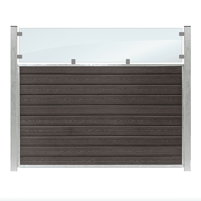 "Glas til komposit hegn"-produktet viser en moderne hegnssektion med vandrette mørke trælignende lameller i bunden og et klart glaspanel på toppen, alt sammen understøttet af robuste metalstolper. Dette design kombinerer sømløst holdbarhed og moderne æstetik.