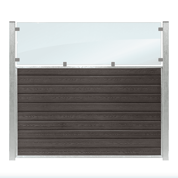 Et snitbillede af et moderne hegn af komposit hegn, med den nederste halvdel lavet af mørke vandrette træpaneler og den øverste halvdel med Glas til komposit hegn XL, understøttet af metalliske stolper. Designet er slankt og moderne og kombinerer dygtigt naturlige og industrielle elementer i en XL-stil.