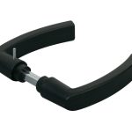 **Håndtag Sæt Sort Polymide - 3006P** er en sort, C-formet enhed med en metallisk stang og en lille fremspringende stift på den ene side, der sandsynligvis fungerer som et specialiseret værktøj eller en mekanisk komponent. Dens robuste design, muligvis lavet af metal og polymid, sikrer holdbarhed, mens håndtaget ligger behageligt i hånden for nem brug.