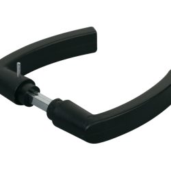 **Håndtag Sæt Sort Polymide - 3006P** er en sort, C-formet enhed med en metallisk stang og en lille fremspringende stift på den ene side, der sandsynligvis fungerer som et specialiseret værktøj eller en mekanisk komponent. Dens robuste design, muligvis lavet af metal og polymid, sikrer holdbarhed, mens håndtaget ligger behageligt i hånden for nem brug.
