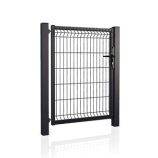 En sort metalhegnslåge med 3d panelfyld med lodrette og vandrette stænger, understøttet af to robuste stolper på hver side. Porten har en låsemekanisme til højre, der repræsenterer et moderne design med en let reflekterende overflade under den. Oplev mere i vores udvalg af låger og hegn til din ejendom.