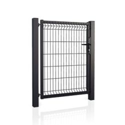 En sort metalhegnslåge med 3d panelfyld med lodrette og vandrette stænger, understøttet af to robuste stolper på hver side. Porten har en låsemekanisme til højre, der repræsenterer et moderne design med en let reflekterende overflade under den. Oplev mere i vores udvalg af låger og hegn til din ejendom.