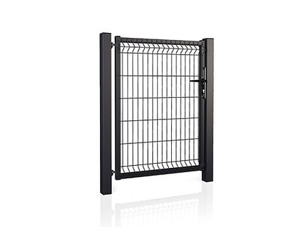 En sort metalhegnslåge med 3d panelfyld med lodrette og vandrette stænger, understøttet af to robuste stolper på hver side. Porten har en låsemekanisme til højre, der repræsenterer et moderne design med en let reflekterende overflade under den. Oplev mere i vores udvalg af låger og hegn til din ejendom.