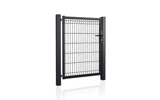 En sort metalhegnslåge med 3d panelfyld med lodrette og vandrette stænger, understøttet af to robuste stolper på hver side. Porten har en låsemekanisme til højre, der repræsenterer et moderne design med en let reflekterende overflade under den. Oplev mere i vores udvalg af låger og hegn til din ejendom.