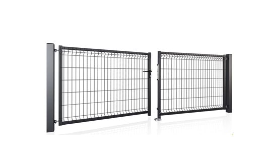 En sort dobbeltlåge metallåge med et mesh-design med vandrette og lodrette stænger. Porten er opdelt i to sektioner med en lås i midten til åbning. Portstolperne er solide og robuste, placeret i hver ende af portsektionerne.