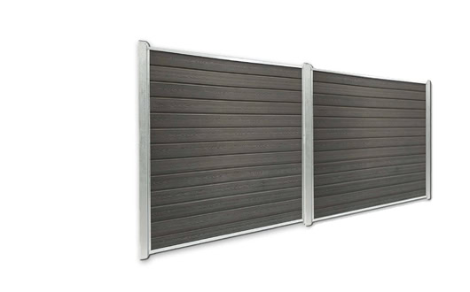 Billedet viser et dobbelt panel af et mørkebrunt komposithegn med vandrette brædder og lodrette stålstolper på hver side og i midten som danner 2 fag hegn i komposit. Det moderne, robuste design suppleres af galvaniseret sideskinner og låger, hvilket gør den perfekt til udendørs brug.