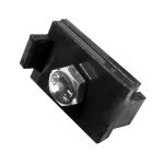 Et nærbillede af en Pulverlakeret Sort plastikclips med en metalbolt og møtrik i midten. Clipsen, der bruges som Samle Beslag til panelhegn, har en rektangulær form med en fremspringende sektion på den ene side og en fordybning på den anden side. Bolthovedet viser noget slid.