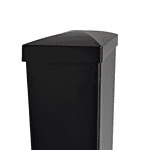 Et nærbillede af en sort, rektangulær stolpe med en Stolpehat Aluminium 80×80 mm - Pulverlakeret Sort RAL 9005 hætte, med sin spidse, trekantede form. Stolpen er placeret mod en almindelig hvid baggrund.