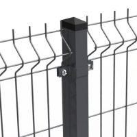 Nærbillede af et Metal Hegn 3D Panel "HF-DESIGN SERIE" Inkl. Stålstolper & Fittings - Pulverlakeret Sort hegnspæl med et lækkert, moderne design. Hegnet består af lodrette og vandrette metalstænger, der danner et sikkert og struktureret gittermønster. Stængerne er fastgjort til stolpen med beslag og bolte for stabilitet.