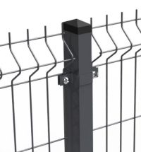 Nærbillede af et Metal Hegn 3D Panel "HF-DESIGN SERIE" Inkl. Stålstolper & Fittings - Pulverlakeret Sort hegnspæl med et lækkert, moderne design. Hegnet består af lodrette og vandrette metalstænger, der danner et sikkert og struktureret gittermønster. Stængerne er fastgjort til stolpen med beslag og bolte for stabilitet.