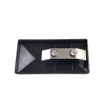 En rektangulær sort plastikbakke kaldet "Stolpehat PYRA med Metalspænde" har en metalplade mærket "PYRA", der er fastgjort med to skruer placeret vandret på midten. Bakken har let hævede kanter og en glat overflade.