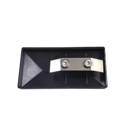 En rektangulær sort plastikbakke kaldet "Stolpehat PYRA med Metalspænde" har en metalplade mærket "PYRA", der er fastgjort med to skruer placeret vandret på midten. Bakken har let hævede kanter og en glat overflade.