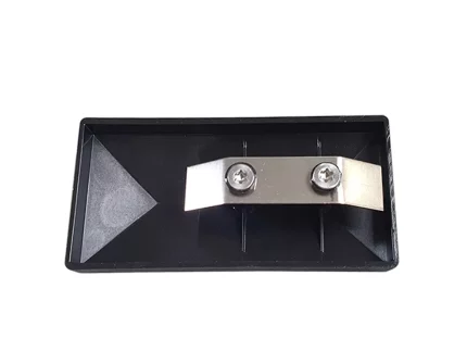 En rektangulær sort plastikbakke kaldet "Stolpehat PYRA med Metalspænde" har en metalplade mærket "PYRA", der er fastgjort med to skruer placeret vandret på midten. Bakken har let hævede kanter og en glat overflade.