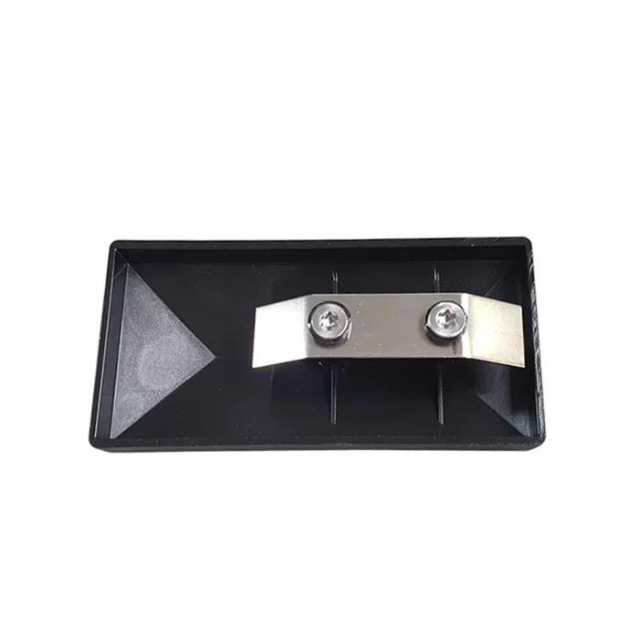 En rektangulær sort plastikbakke kaldet "Stolpehat PYRA med Metalspænde" har en metalplade mærket "PYRA", der er fastgjort med to skruer placeret vandret på midten. Bakken har let hævede kanter og en glat overflade.